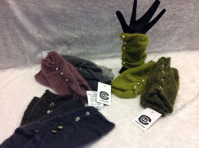 Ammedysli in Kid-Mohair mit Perlmutt- und Perlendekoration